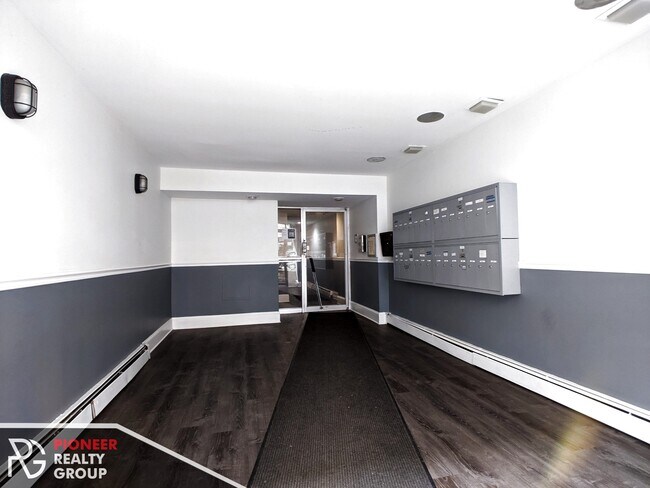 Primary Photo - 6211 N Kenmore Ave