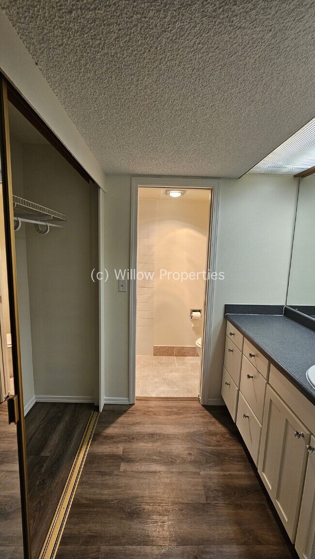 Building Photo - Two Bedroom Oakbrook Condo