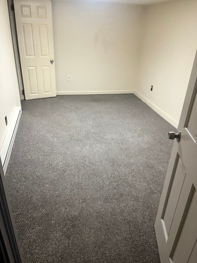 Basement Bedroom - 35 Vernon Terrace