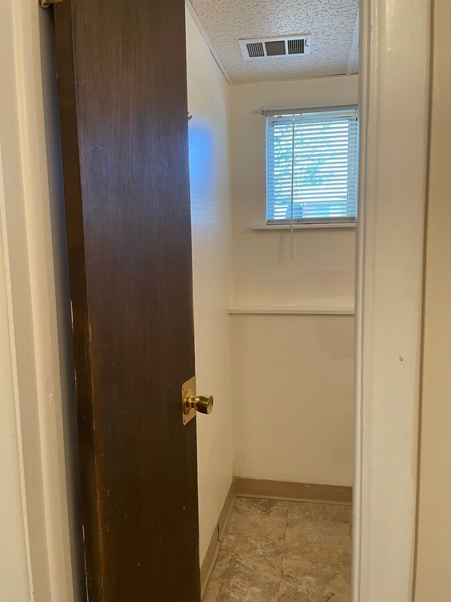 Building Photo - STUDENTS WELCOME! 3 Bed 1.5 Bath Home in great location West Ft Collins w/ Garage and Fenced Yard