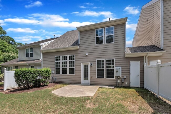 Building Photo - 3 Bedroom Townhome with 2 Car Garage in He...
