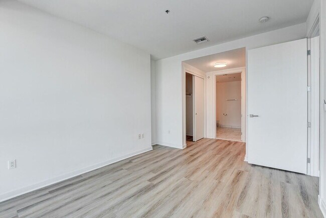 Building Photo - 4471 Dean Martin Dr