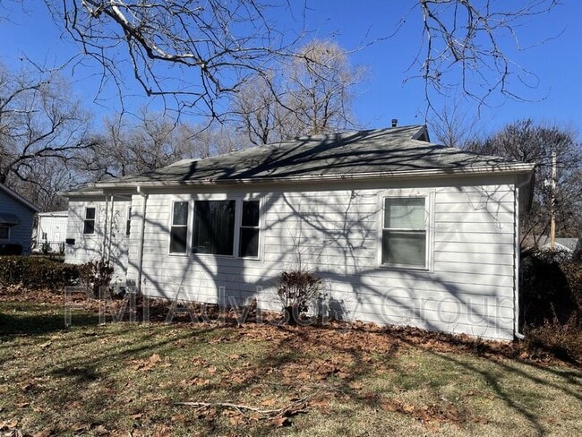 Building Photo - 2424 SW 25th Dr