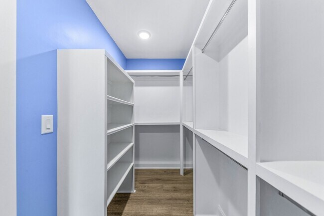 Building Photo - 601 Joyce Ave