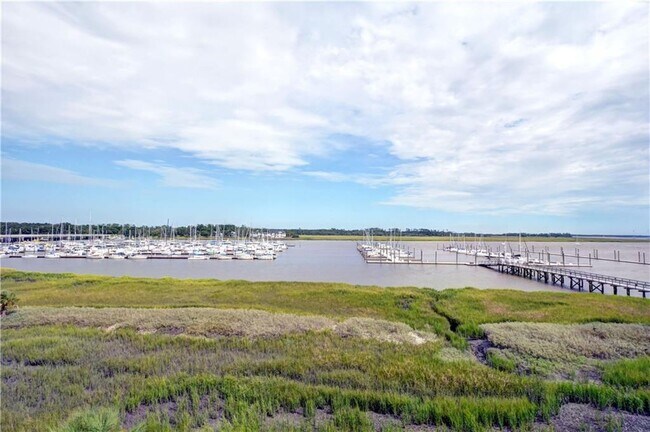 Building Photo - 10 Marina Dr