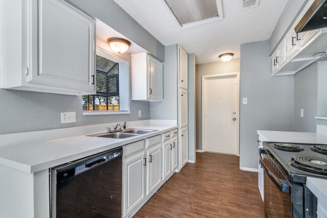 Building Photo - A Perfect Escape: 3 Bedroom House