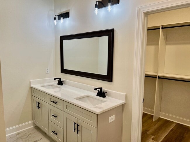 Building Photo - FOR Rent – 3 Bedroom, 2 Bath!