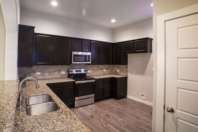 Building Photo - Beautiful 3 Bedroom Luxury Townhome, Kyle,...