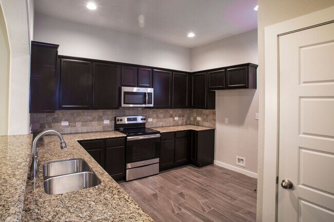 Building Photo - Beautiful 3 Bedroom Luxury Townhome, Kyle, Texas!