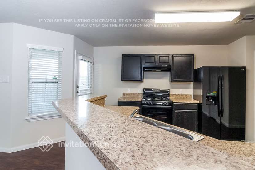 Building Photo - 6111 El Oro Dr