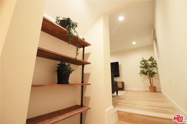 Building Photo - 9042 Phyllis Ave