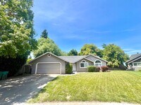 Building Photo - Beautiful 3 bedroom home in great location!