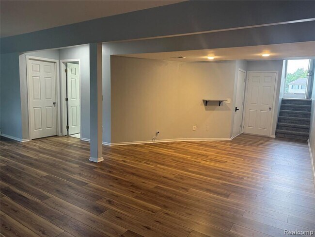Building Photo - 1116 Lakeview Cir