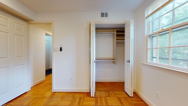 Building Photo - Spacious, Light-filled One Bedroom One Bat...
