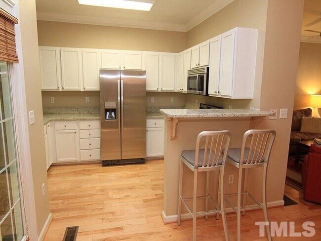 Building Photo - Beautifully Updated Townhome in Prime Carrboro Location – Walk to Downtown & Weaver Street Market