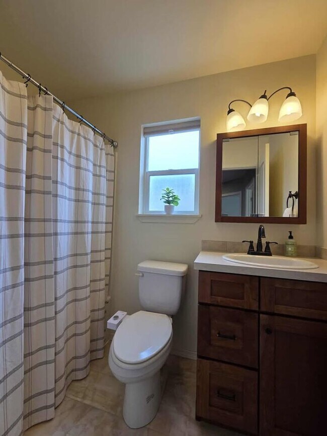 Building Photo - 3950 NE Vista del Rey Dr