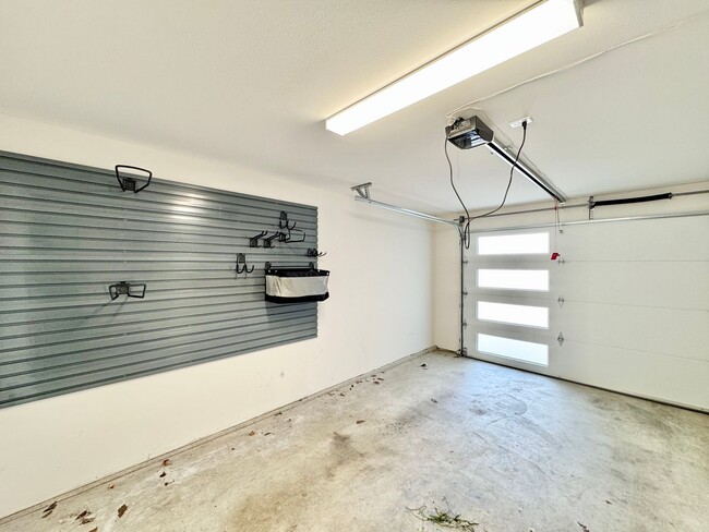 Building Photo - New Modern Townhome in North Seattle – Rar...