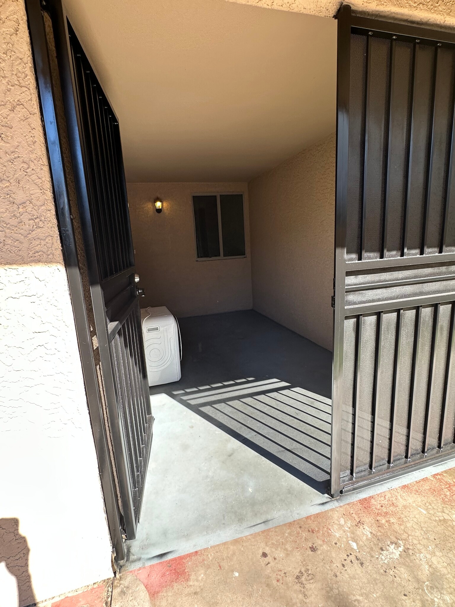 Building Photo - 1005 W 5th St