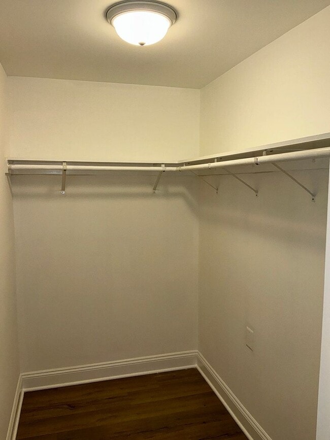 Building Photo - Beautiful 3BR 2BA condo located in the Decoverly neighborhood of Rockville