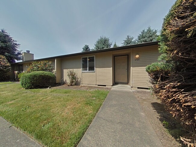 Building Photo - 2 Bedroom Duplex ~ Centrally Located