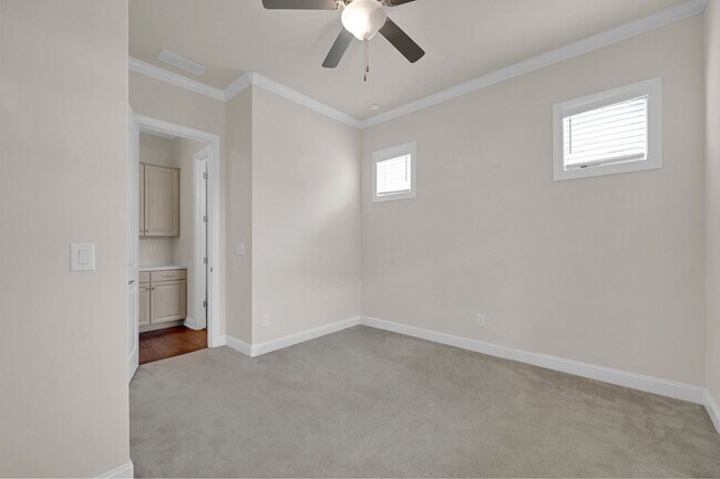 Building Photo - Light, bright, and move-in ready home in the highly sought-after Trilogy at Lake Norman community...