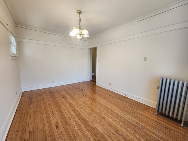 Building Photo - 3348-1 W Sunnyside 1bed/1bath