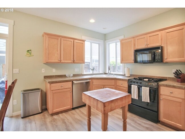 Building Photo - Comfortable Beaverton Living- 4 Bedroom, 2.5 Bath home Near Nike & Intel with Open Living & Priva...