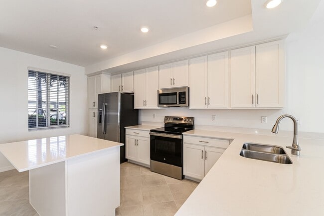 Building Photo - 2-bed 2-bath pet friendly condo with Golf membership at the National Golf!