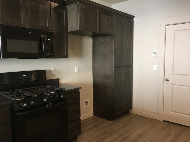 Building Photo - Beautiful Newer Built Home Central location!
