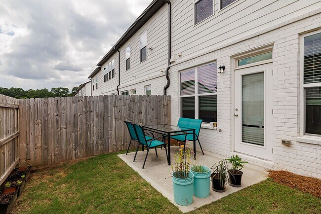 Building Photo - Townhome Available Now in the Towns of Aub...