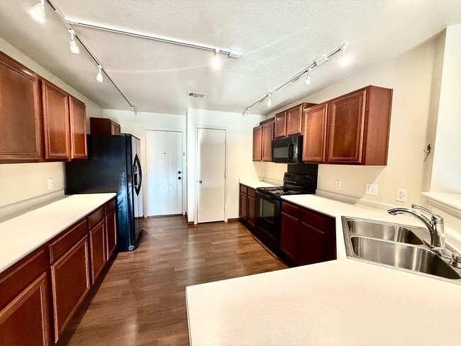 Building Photo - Spacious Inside & Out!