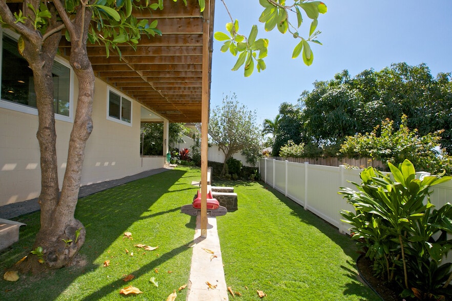 lower unit - duplex each unit has their own outdoor area - 3043 Alencastre Pl