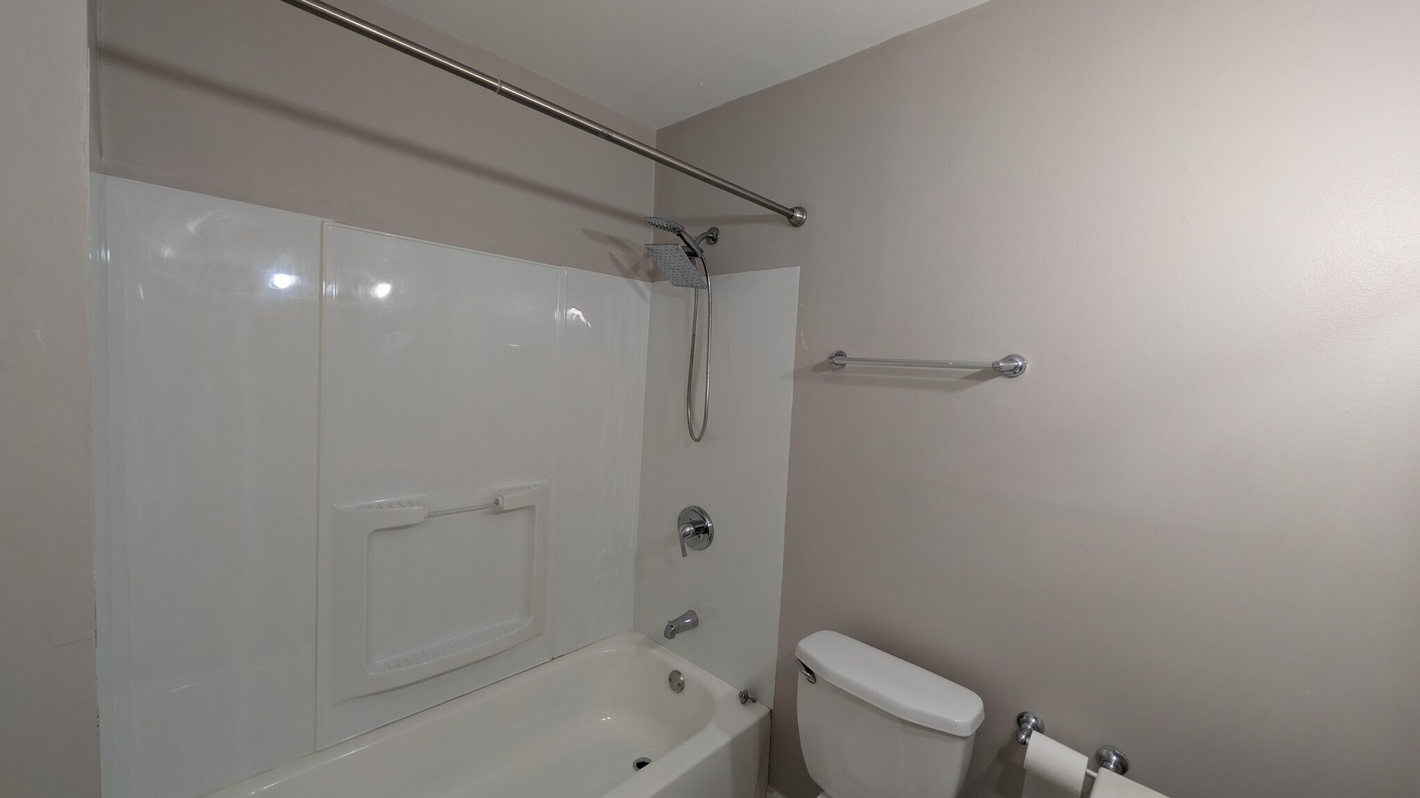 Building Photo - 5534 E Lake Dr