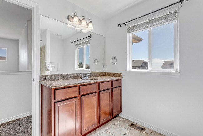 Building Photo - Clean and Spacious Home for Rent-Peyton- 80831