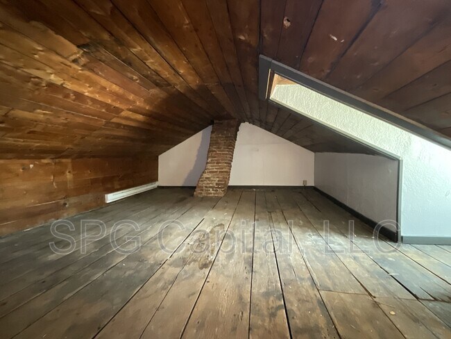 Building Photo - 246 Walnut St