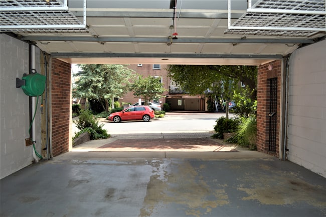 Building Photo - Large Townhouse 3 Bedroom 2 Full Baths and...