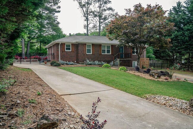 Building Photo - 2331 Robin Ln SE