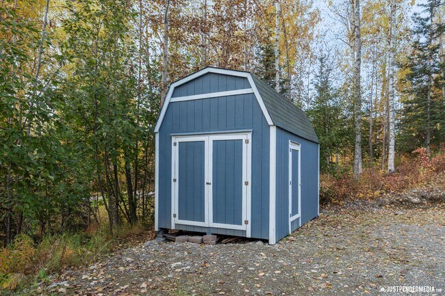 Building Photo - 3 Bedroom W/ Mother in Law Suite | 2 Bathr...
