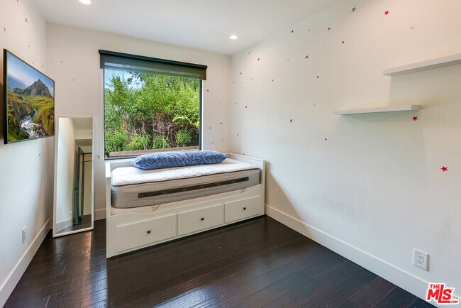 Building Photo - 2929 Passmore Dr