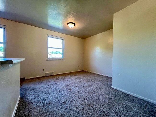 Building Photo - 2BR Townhome at Regency Place! Spacious Ro...