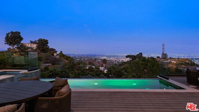 Building Photo - 2826 Las Alturas St