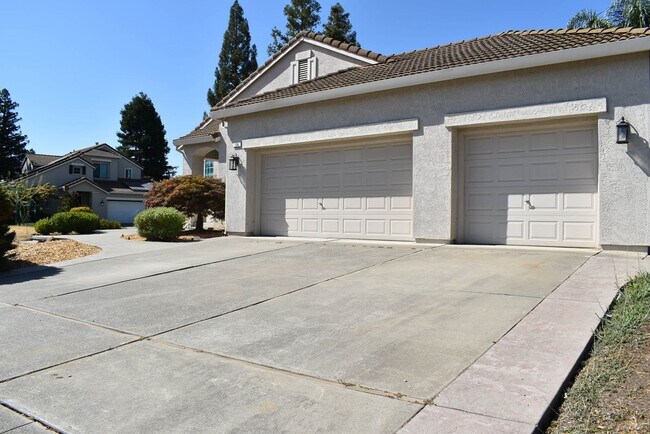 Building Photo - Browns Valley home with Boat and RV parking!