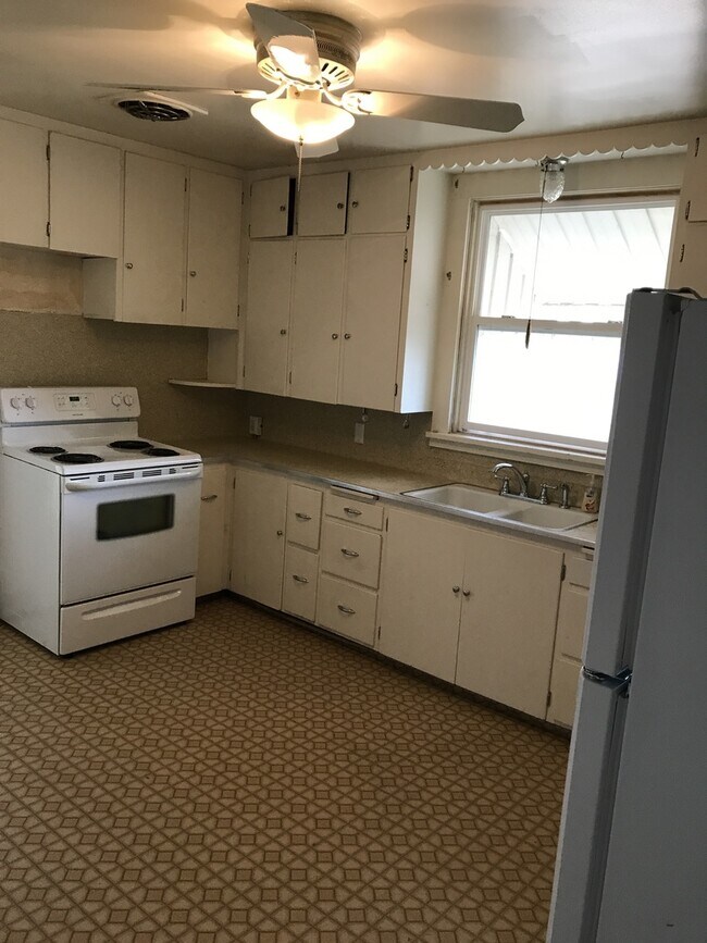 Building Photo - One of a kind ranch home with lake mountain views!