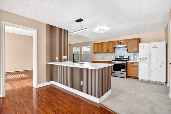 Building Photo - 15014 Middle Oaks Blvd