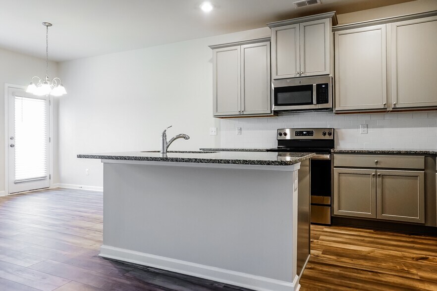 Building Photo - 2833 Saratoga Lake View