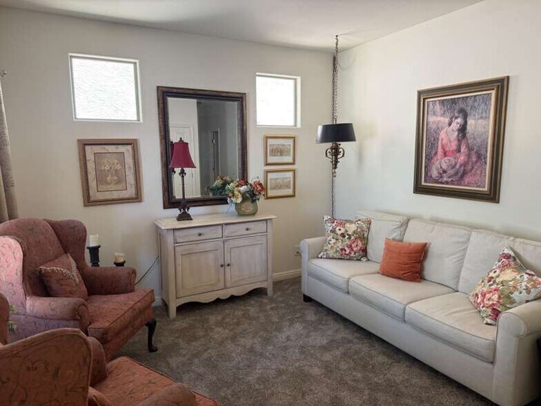 Front room - 900 W Broadway Ave
