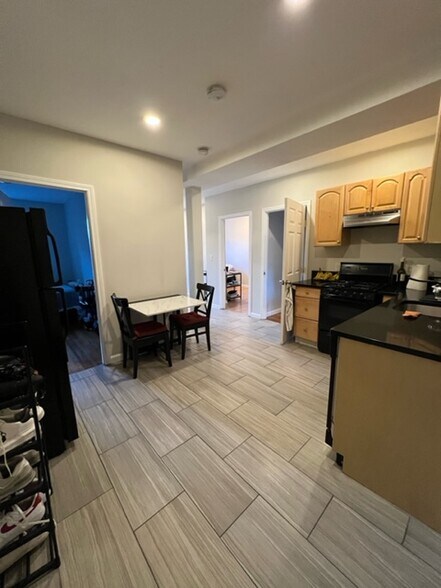 Building Photo - 214 Hanover St