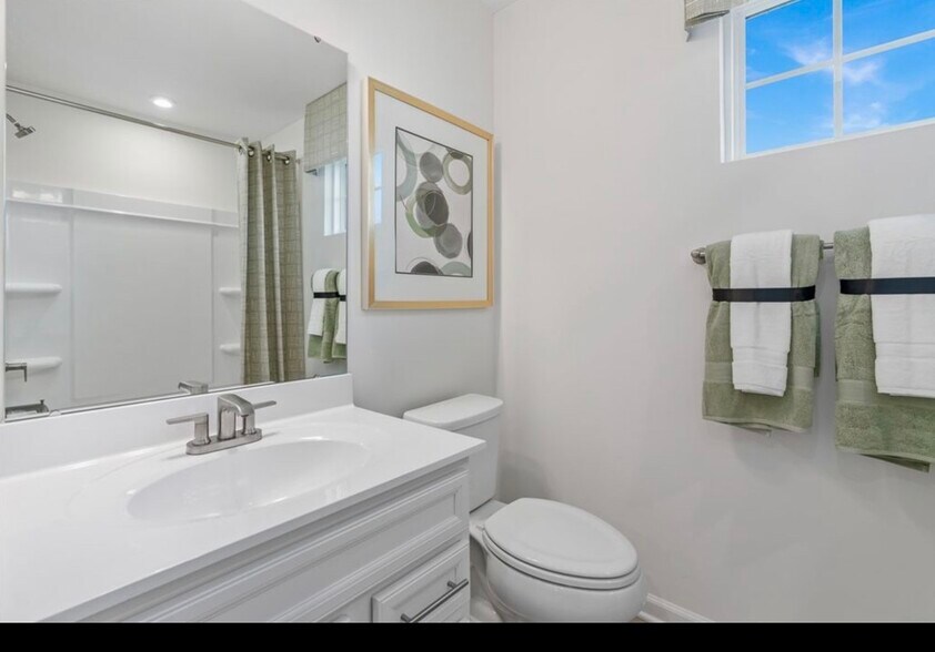 Building Photo - 107 Leah Dr