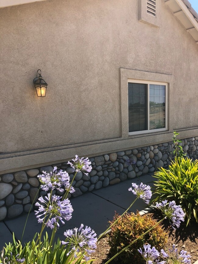 Building Photo - Adorable 3 bedroom Hesperia home!