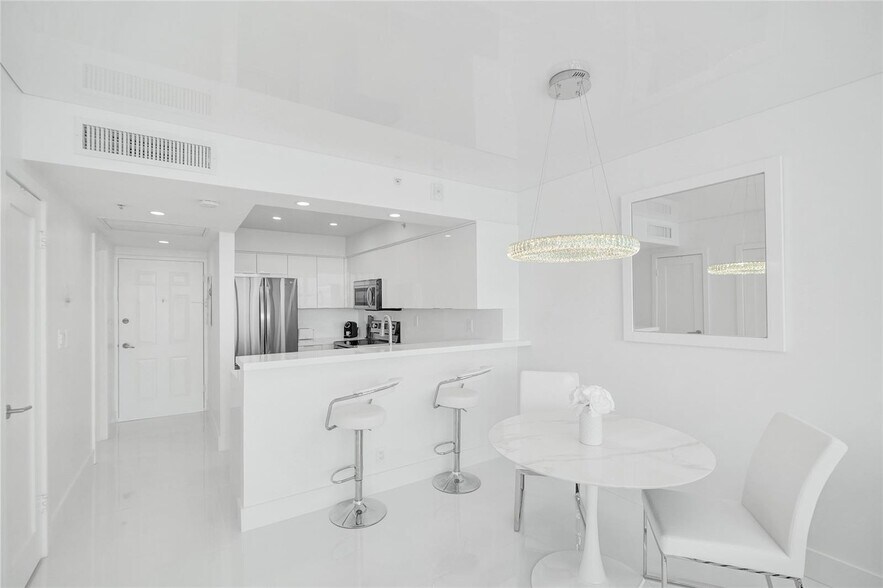 Building Photo - 2501 S Ocean Dr